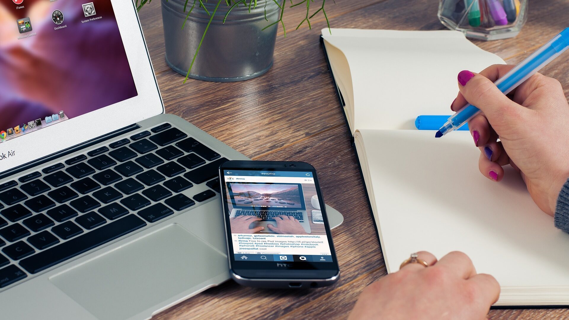 Digitale Bildung umfasst die Bedienung von Computer und Smartphone.